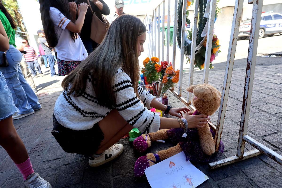 Varias personas acudieron para dejar flores, muñecos, dulces y mensajes en la reja de seguridad, a unos metros de la tienda Waldo’s. FOTO: JULIÁN ORTEGA