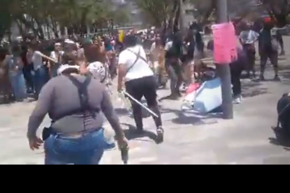 VIDEO: Ambulantes corren a feministas con palos en la CDMX