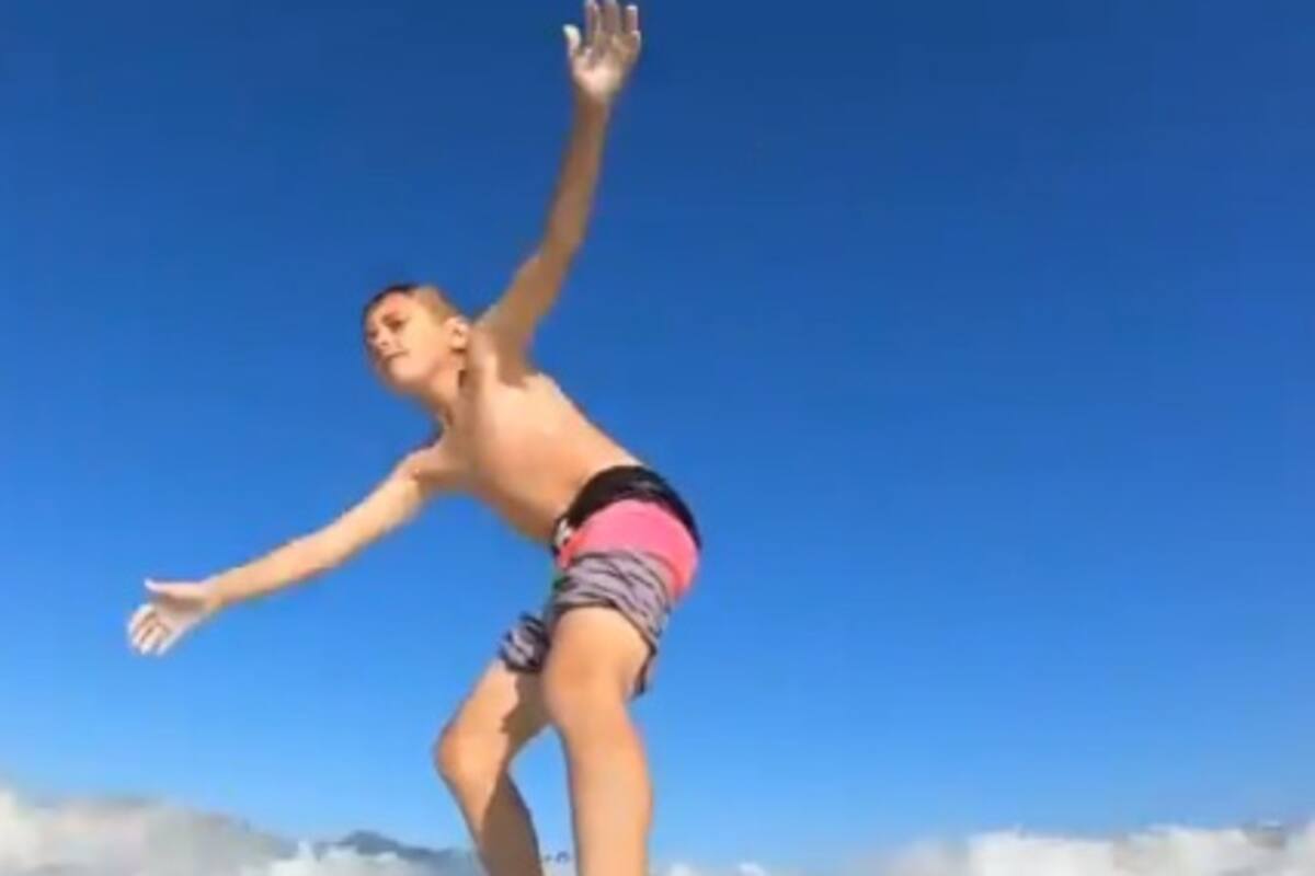 Niño es derribado por un tiburón cuando surfeaba