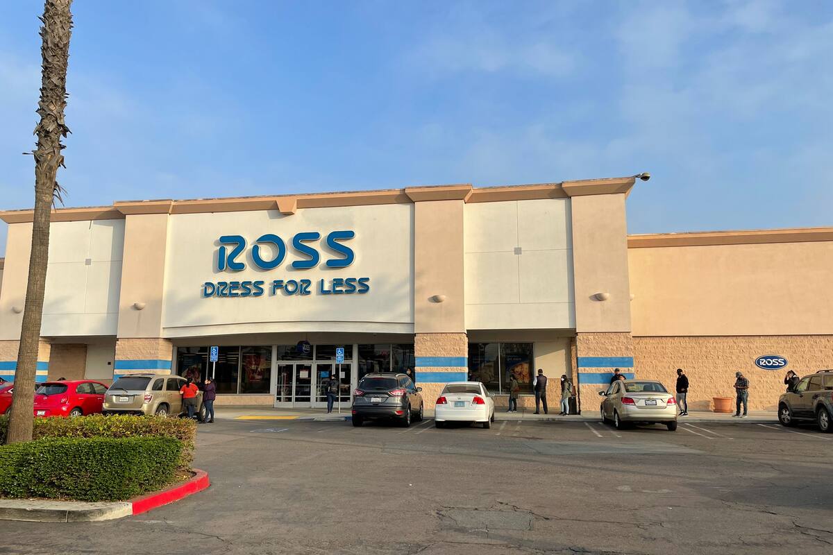 Mexicanos comienzan filas afuera de tiendas en San Ysidro