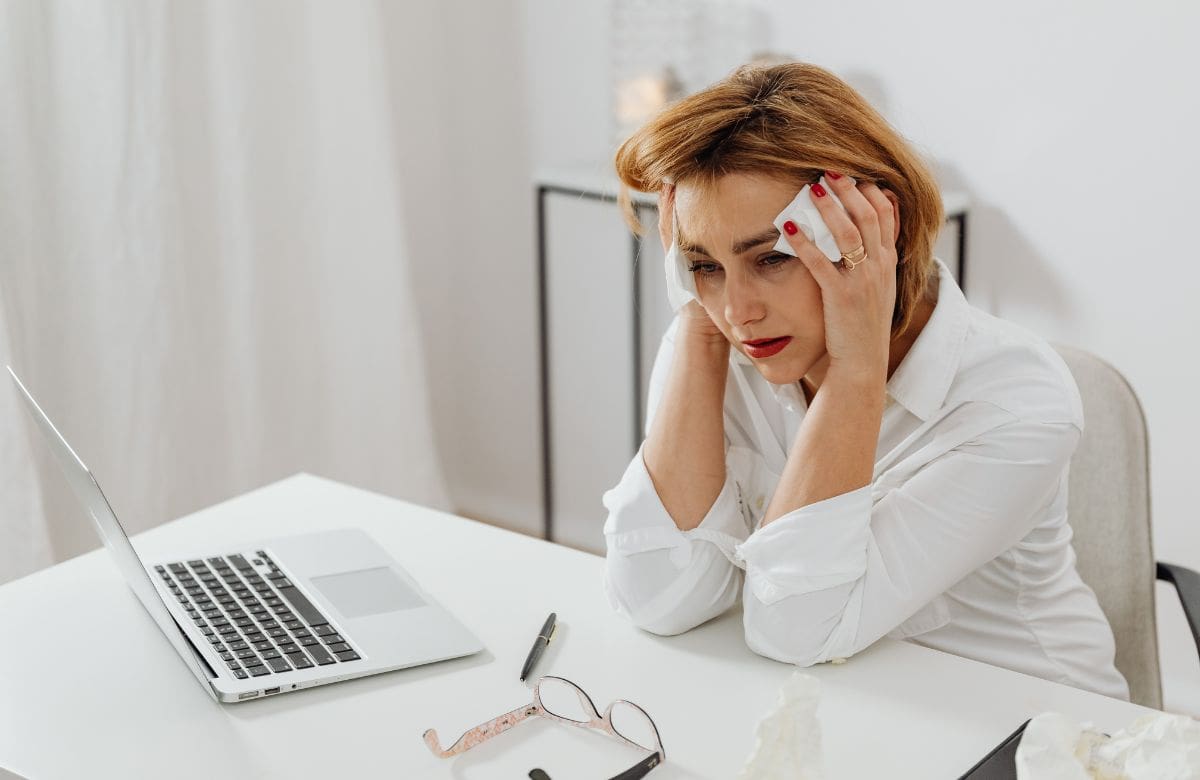 Estudio revela por qué el dolor crónico dura más en mujeres que en los hombres; señalan que no es cuestión de “carácter” | Foto: Especial (canva)