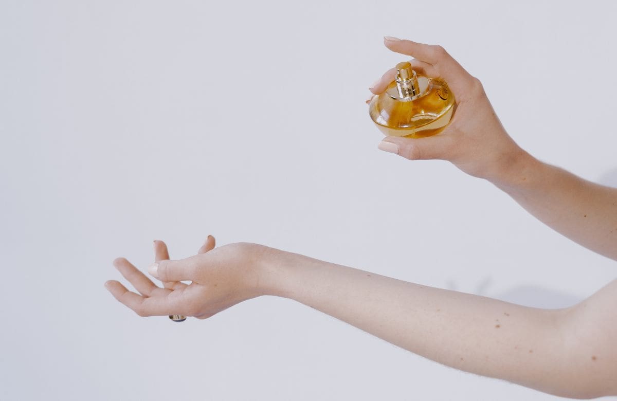 Cómo alargar la duración del perfume aplicándolo tras la crema hidratante | Foto: Especial (canva)