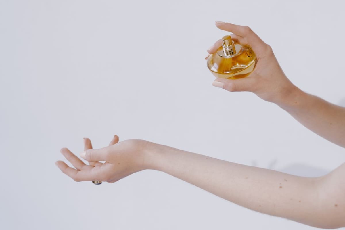 Cómo alargar la duración del perfume aplicándolo tras la crema hidratante