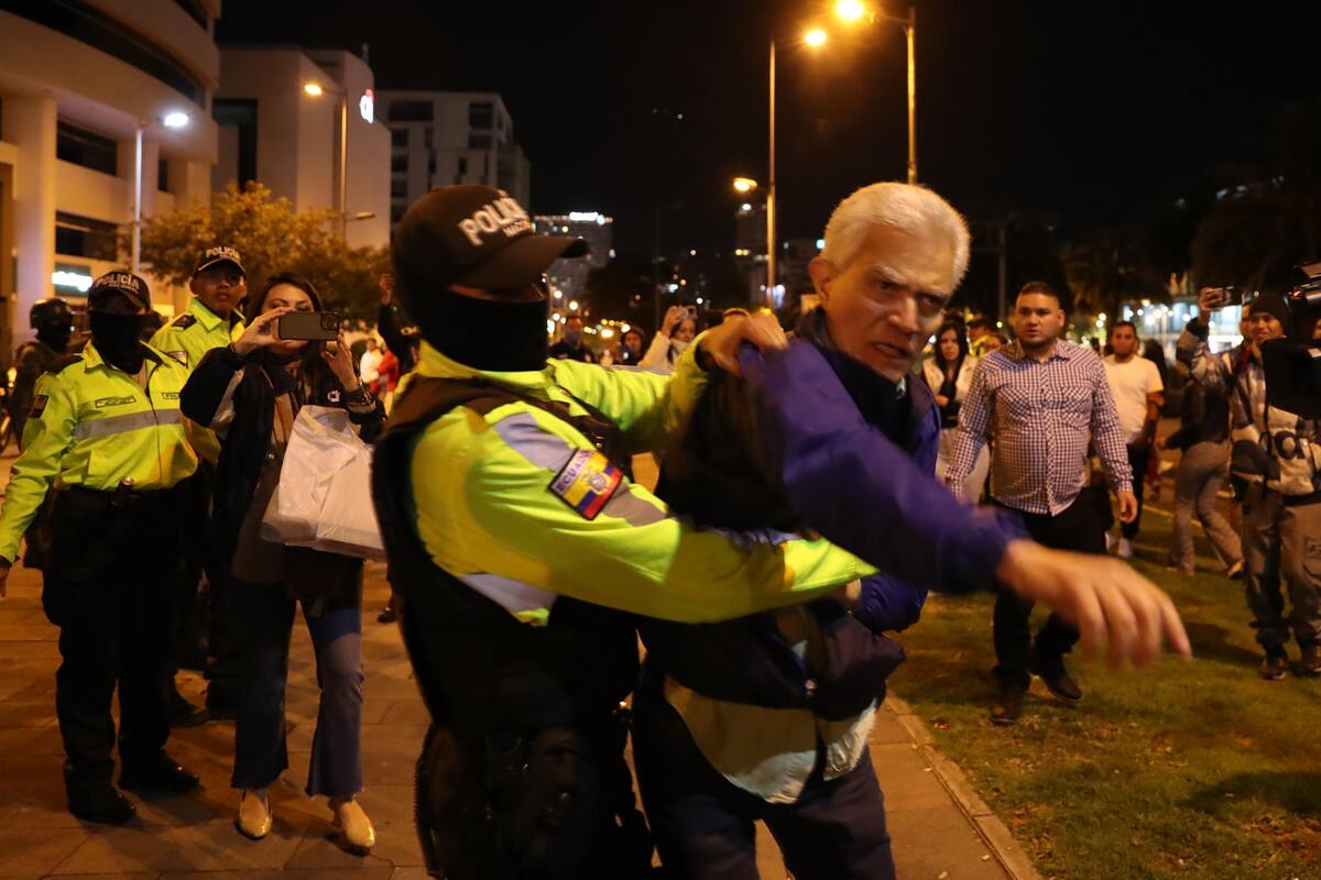 El jefe de Cancillería y Asuntos Políticos de la Embajada de México, Roberto Canseco, forcejea con policías para intentar evitar que trasladen al exvicepresidente Jorge Glas, condenado por corrupción, y a quien se le fue negado el asilo político, este viernes en Quito (Ecuador). EFE/ José Jácome