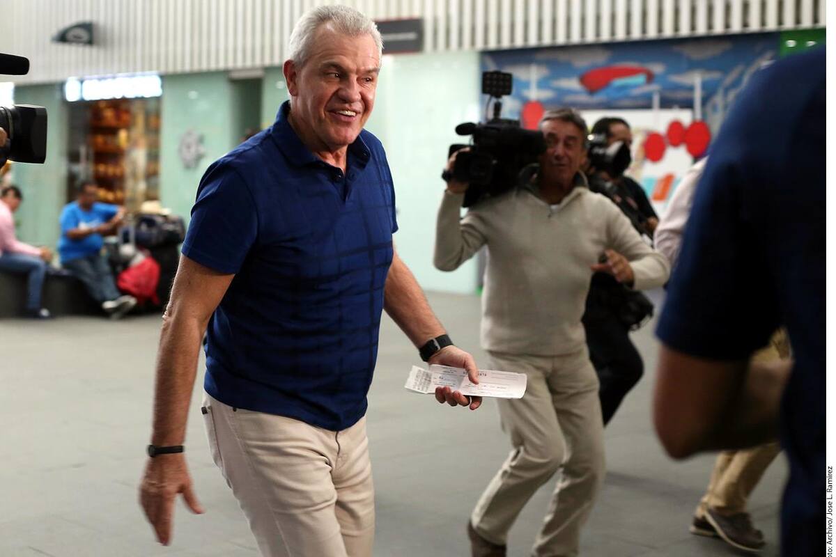 "Vasco" Aguirre la agarra contra sus jugadores
