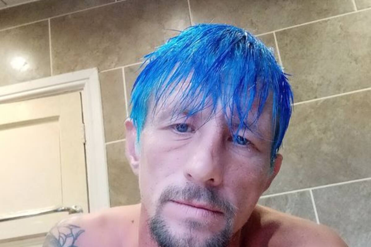 Se burlan del pelo azul de un hombre buscado por la Policía