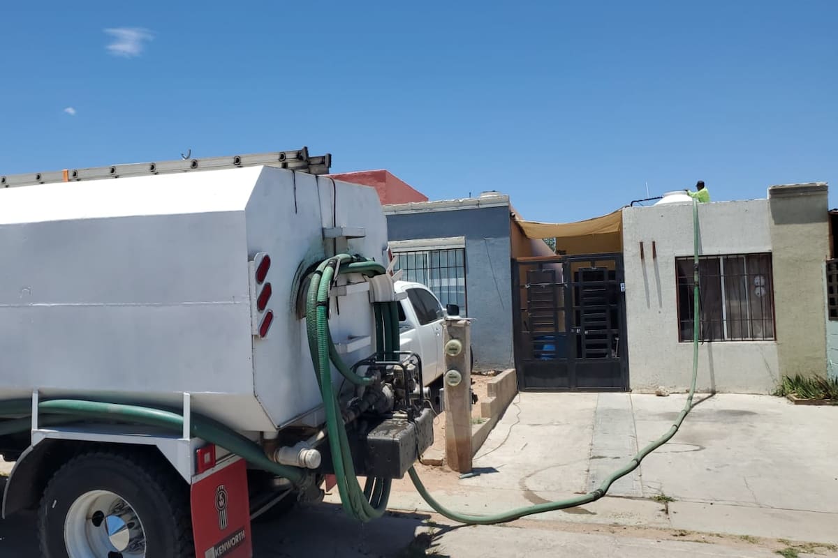 Trabajador sufre lesiones tras caer a una altura de 4 metros mientras llenaba un depósito de agua en Nogales
