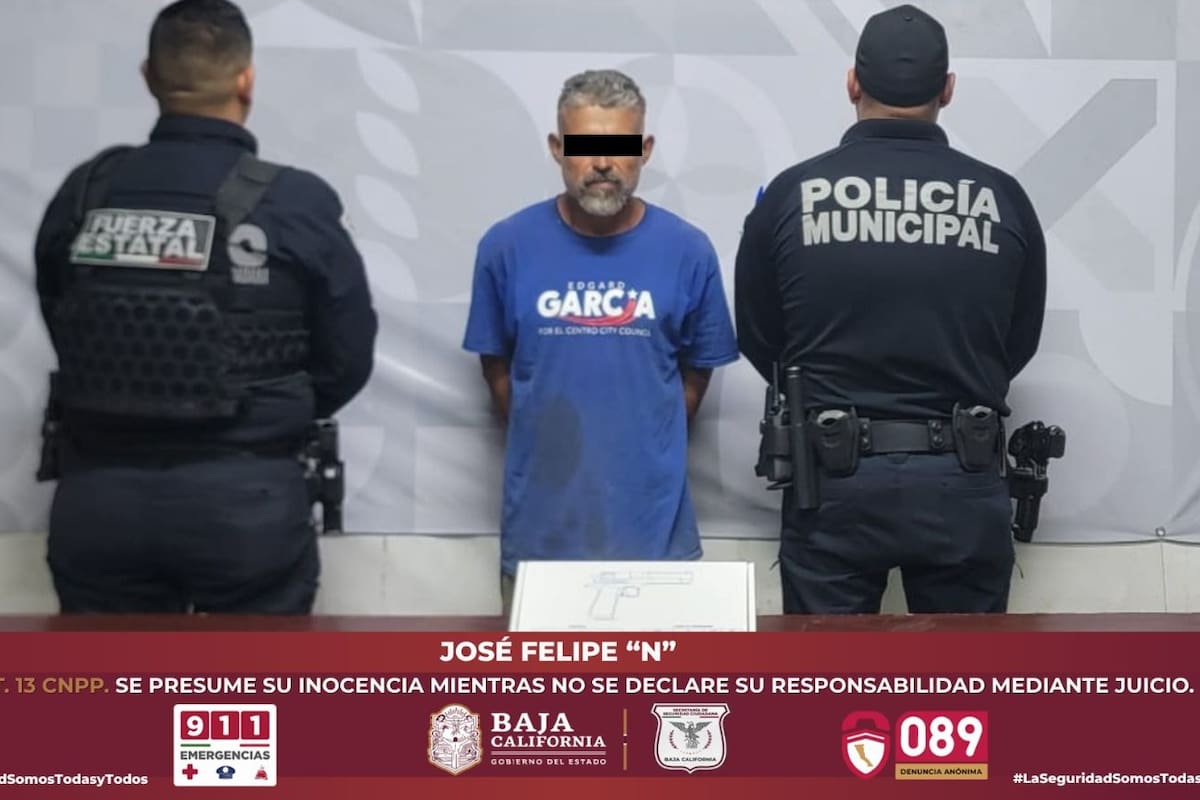 Se puso nervioso al ver a los policías; llevaba una pistola fajada en la cintura