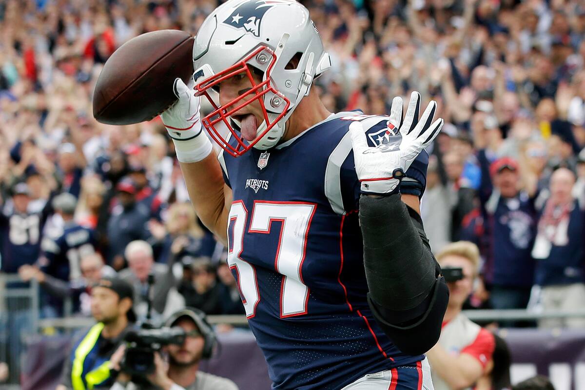 Por su mamá y no por Brady, asegura Gronkowski, llegó a Bucaneros