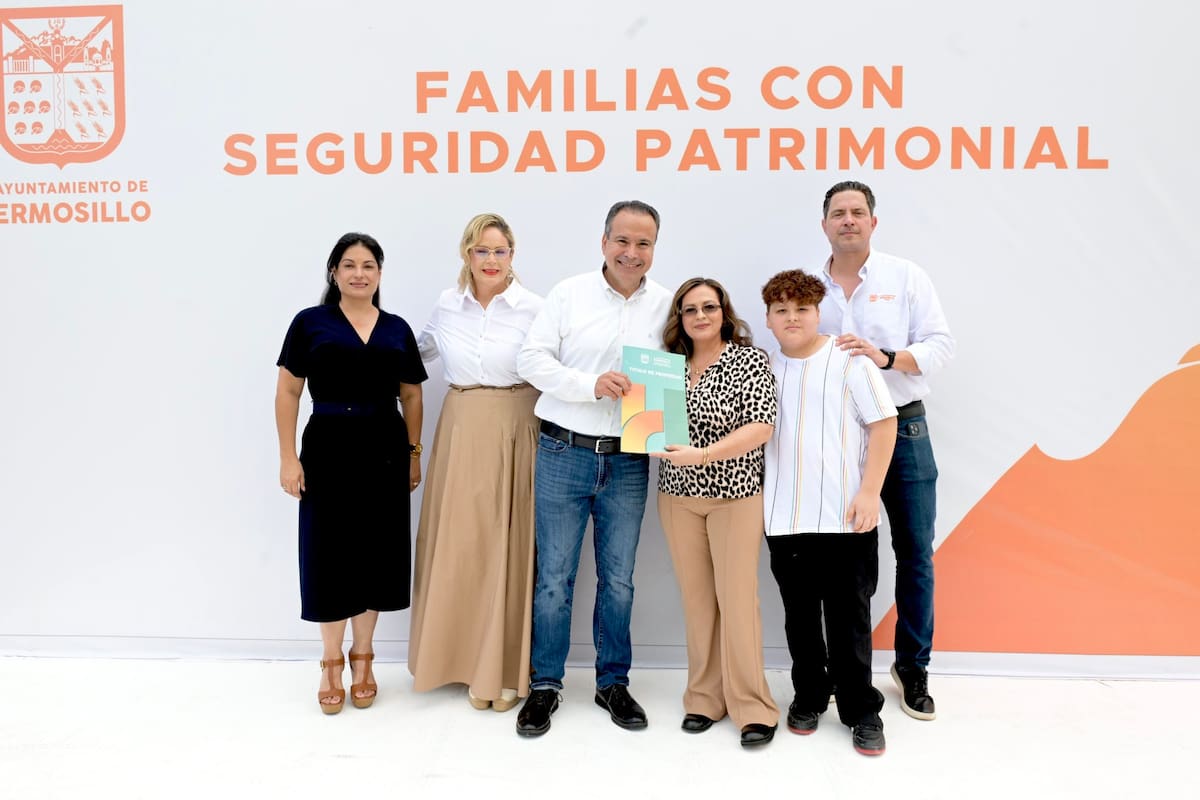 Tras esperar hasta 30 años, familias de Hermosillo reciben títulos de propiedad; suman 862 documentos entregados desde 2021