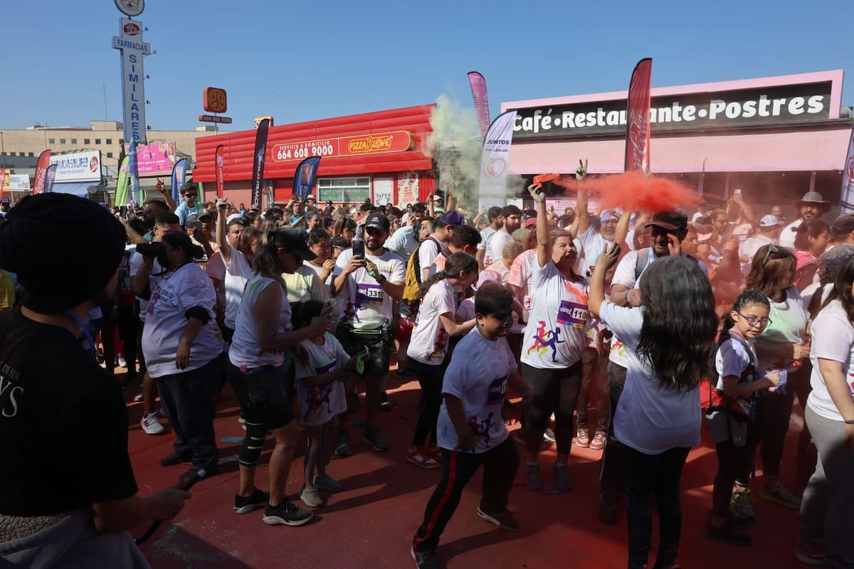 Familias completas, parejas, personas que llevaban hasta sus mascotas hicieron el recorrido.