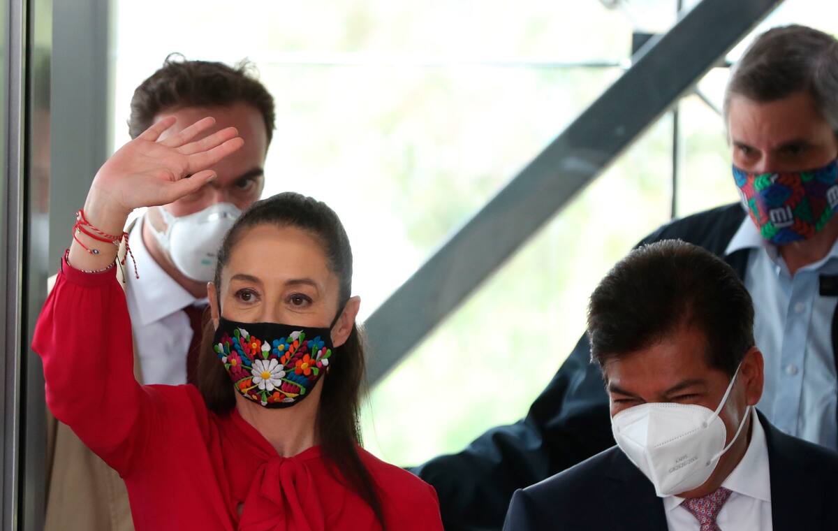 La jefa de gobierno de la capital mexicana, Claudia Sheinbaum, saluda a personas que acudieron a la apertura de servicio del Cablebús hoy, en la Ciudad de México (México). EFE/ Mario Guzmán