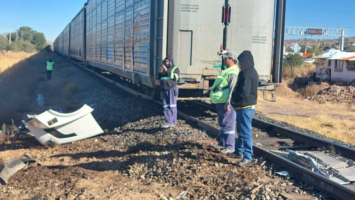 Trailer es arrollado por tren en Noglaes
