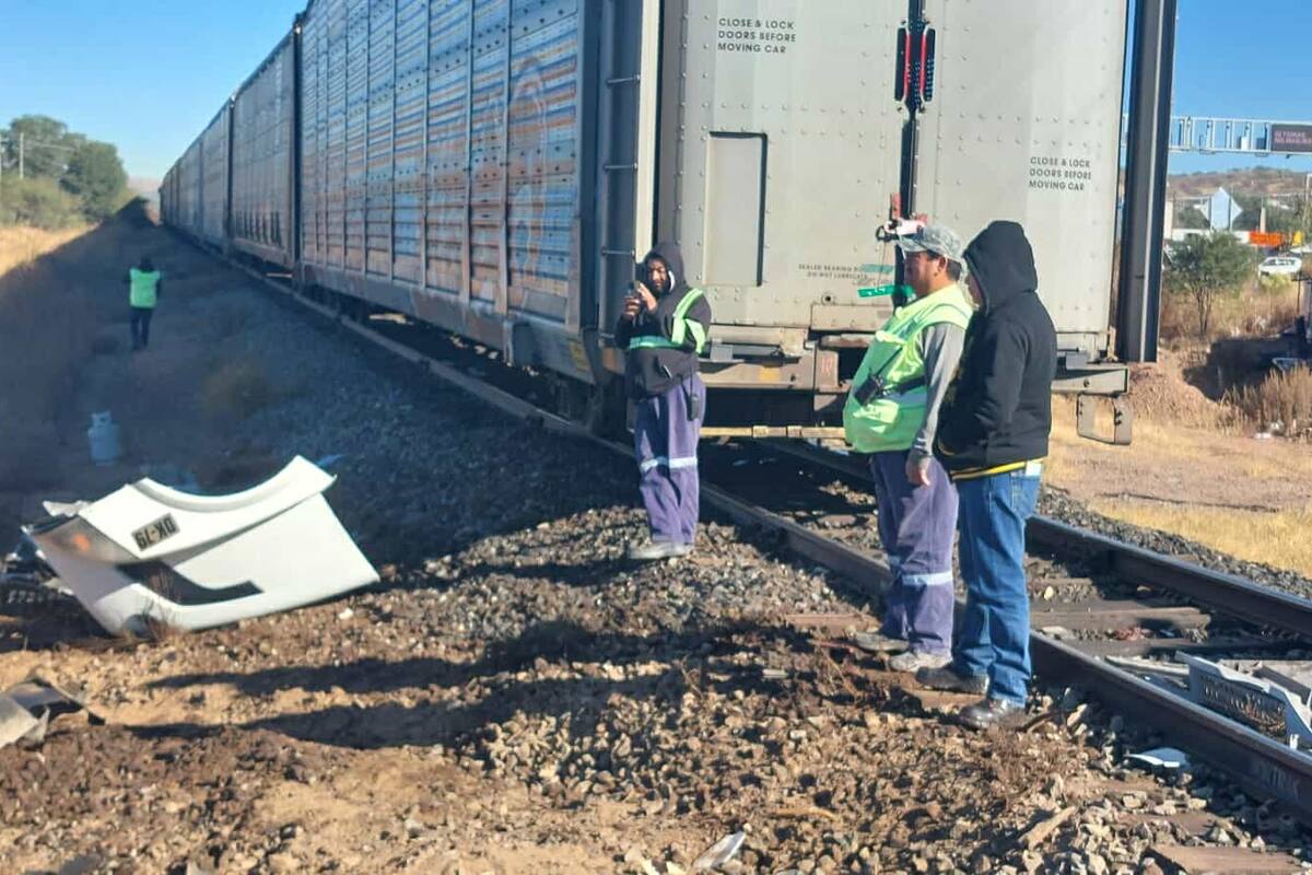 Trailer es arrollado por tren en Nogales