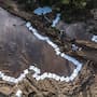 Derrame de 9 mil litros de diésel contamina arroyo de Rosarito; instalan barreras