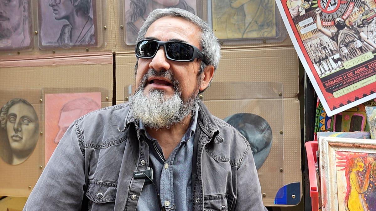 Con más de 30 años de trayectoria, el artista ofrece retratos en la avenida Revolución y mantiene viva la esencia artística del emblemático espacio. Foto: Carlos Cruz