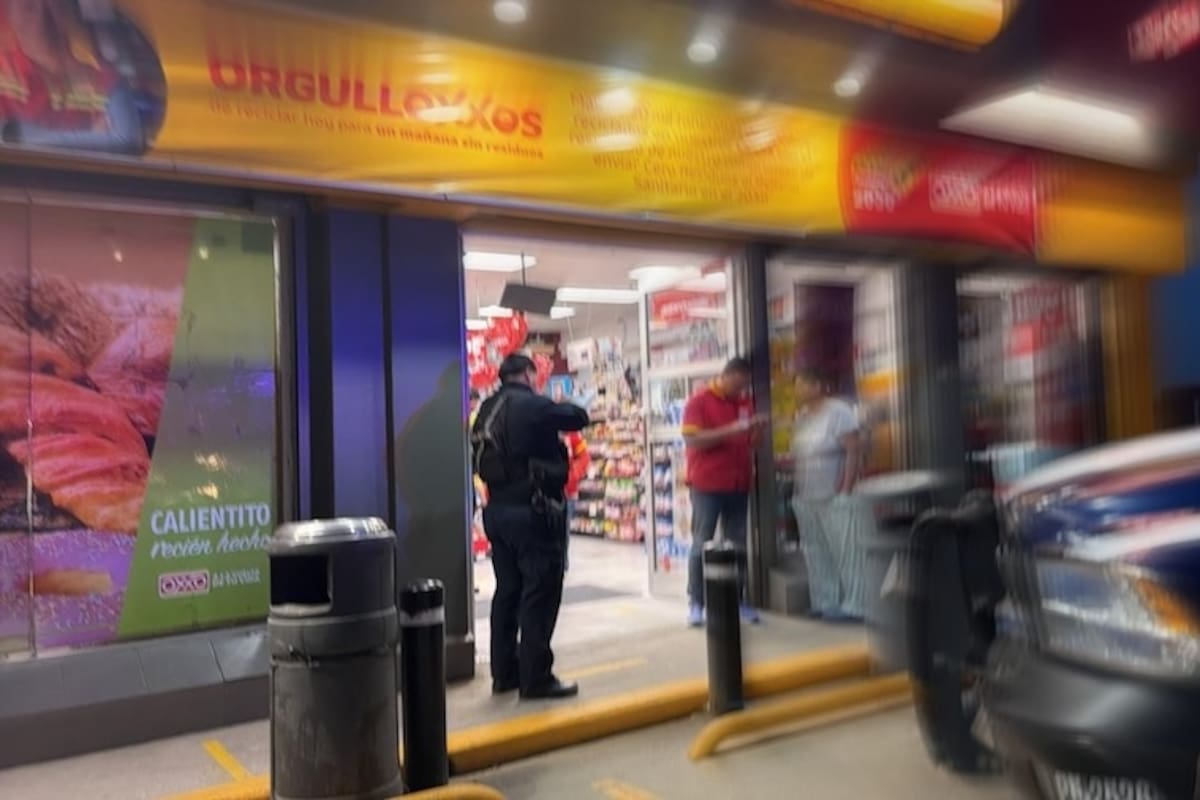 Detienen a dos asaltantes de tienda Oxxo en Los Encinos