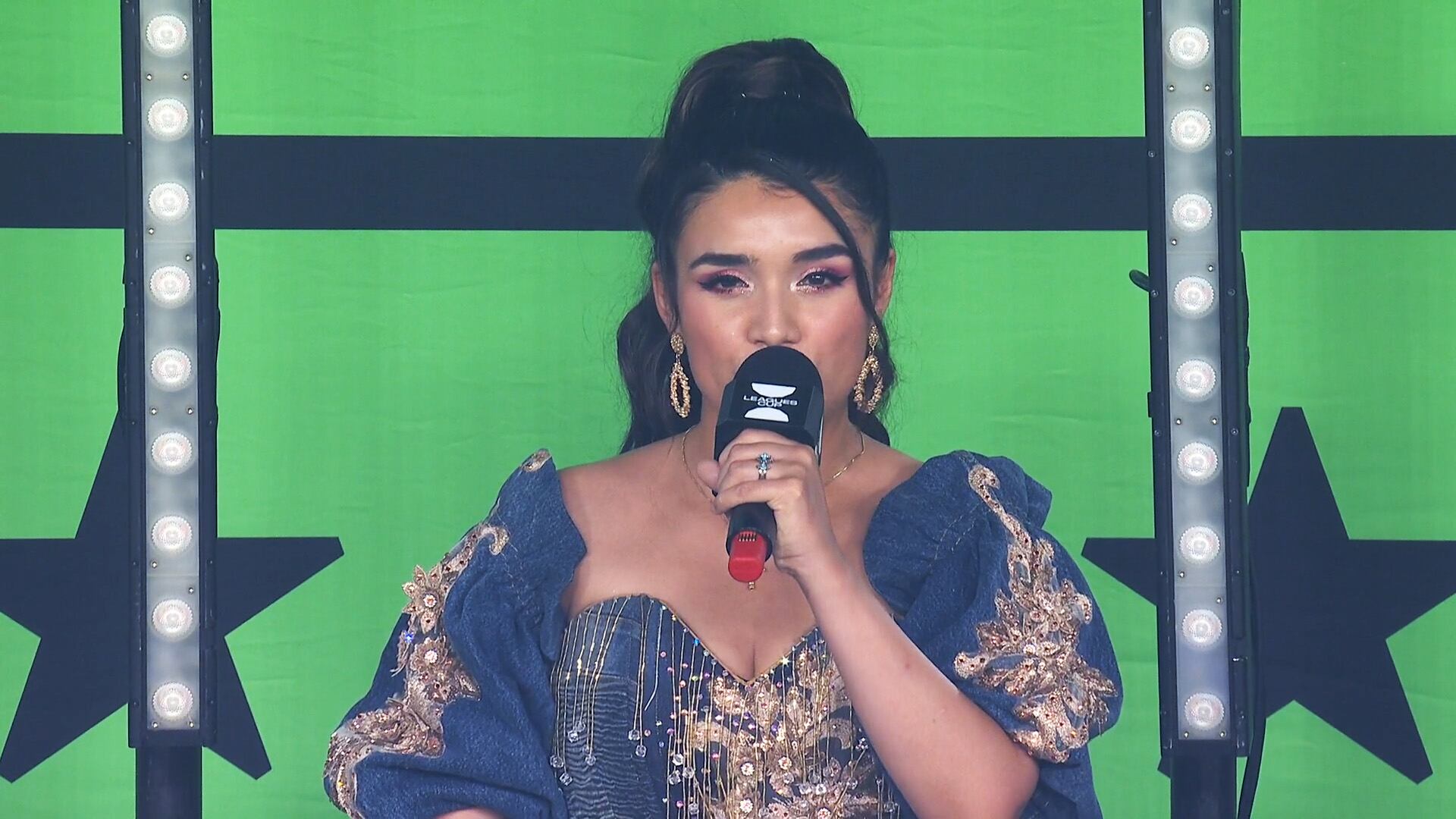 Gabriela Sapúlveda, cantante de raíces chilenas y mexicanas, interpretó el himno nacional mexicano previo a la final de la Leagues Cup 2026 en Houston. (Foto: Captura de pantalla)