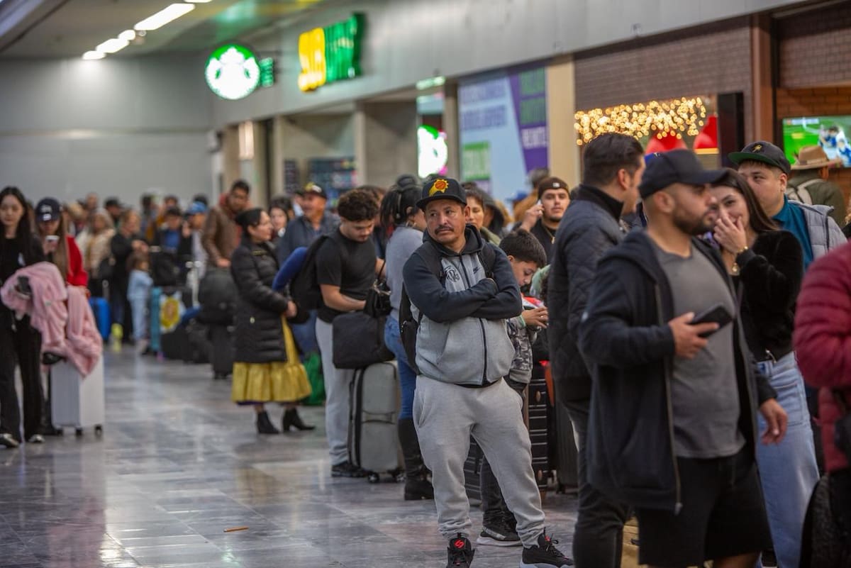 Algunos pasajeros reportaron esperas de más de nueve horas sin hospedaje, información clara ni reprogramaciones confirmadas. Foto: Border Zoom