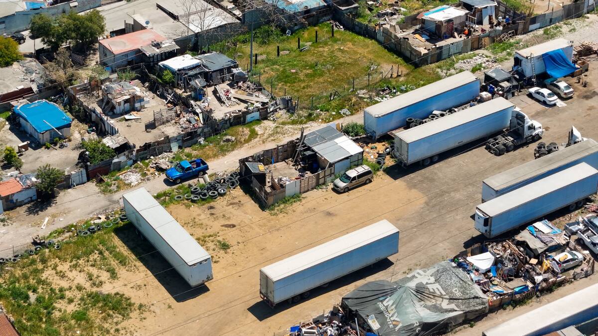 El auto en el que escapó tras cometer el asesinato, permanecer en las afueras del terreno. Foto: Leonardo Reyes