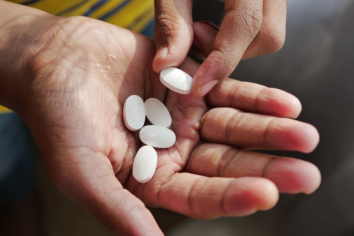 ¿Tienes un reflejo nauseoso sensible? Estos trucos pueden hacer que tragar pastillas sea más fácil