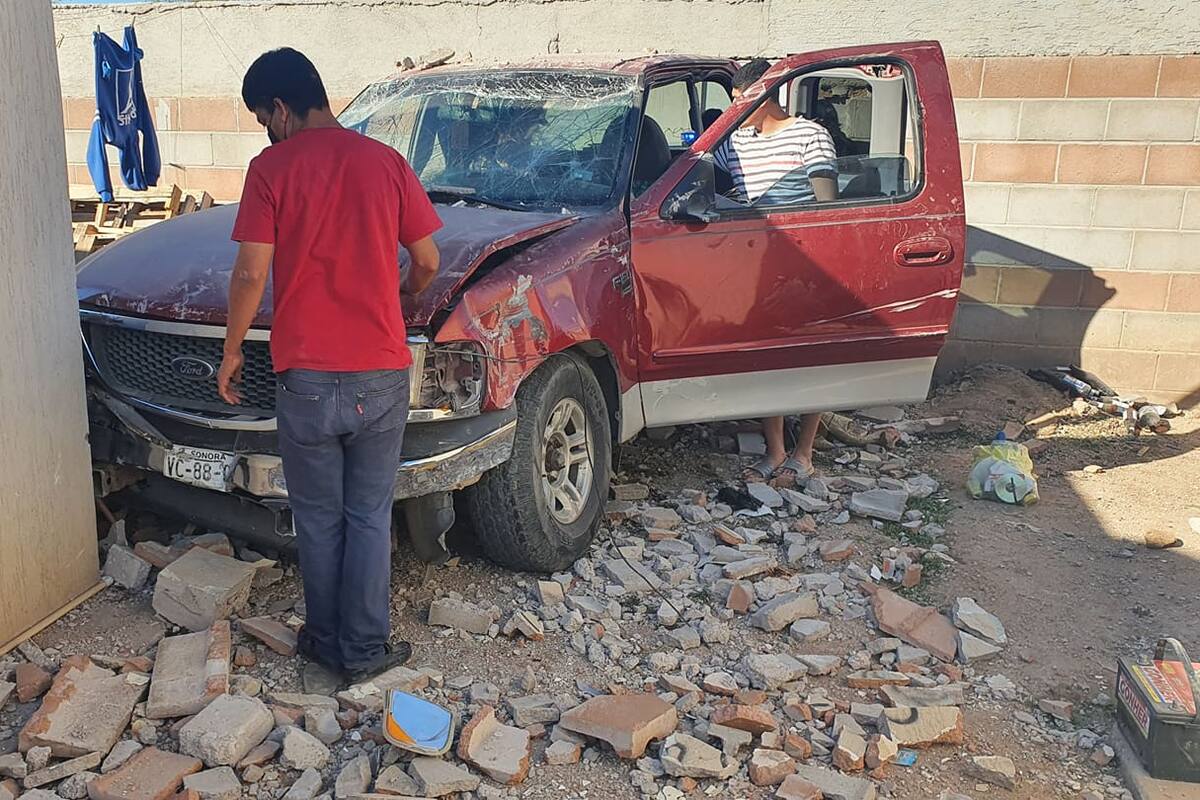 Camioneta choca contra barda de un domicilio en Hermosillo; reportan dos menores lesionados de gravedad