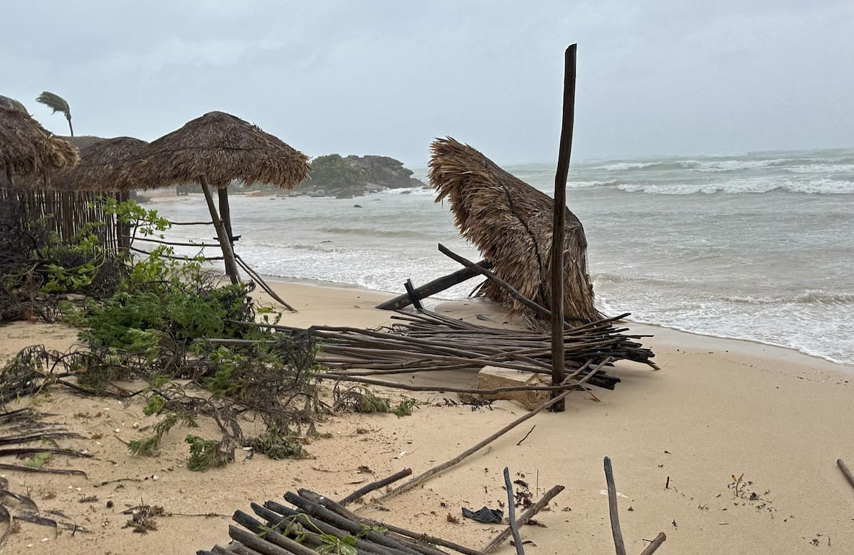 Fotografía donde se observa la entrada del huracán Berly, este viernes al municipio de Felipe Carrillo Puerto en Quintana Roo. | Crédito: EFE/Alonso Cupul