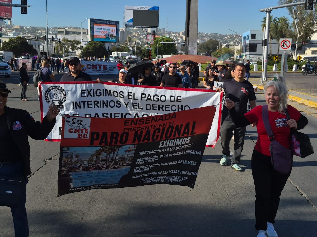 Los docentes se concentraron en la glorieta Cuauhtémoc, en la Zona Río, como punto de partida de la movilización. Foto: Sergio Ortiz