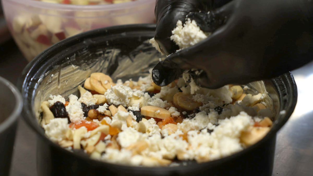 Con la receta familiar que su abuelita le heredó prepara una deliciosa capirotada.