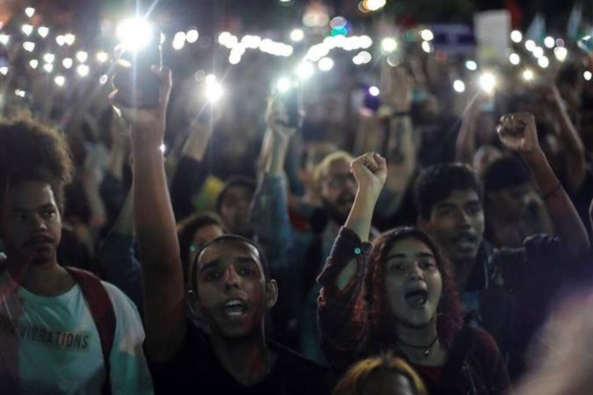 Brasil: Miles de estudiantes marchan contra Bolsonaro