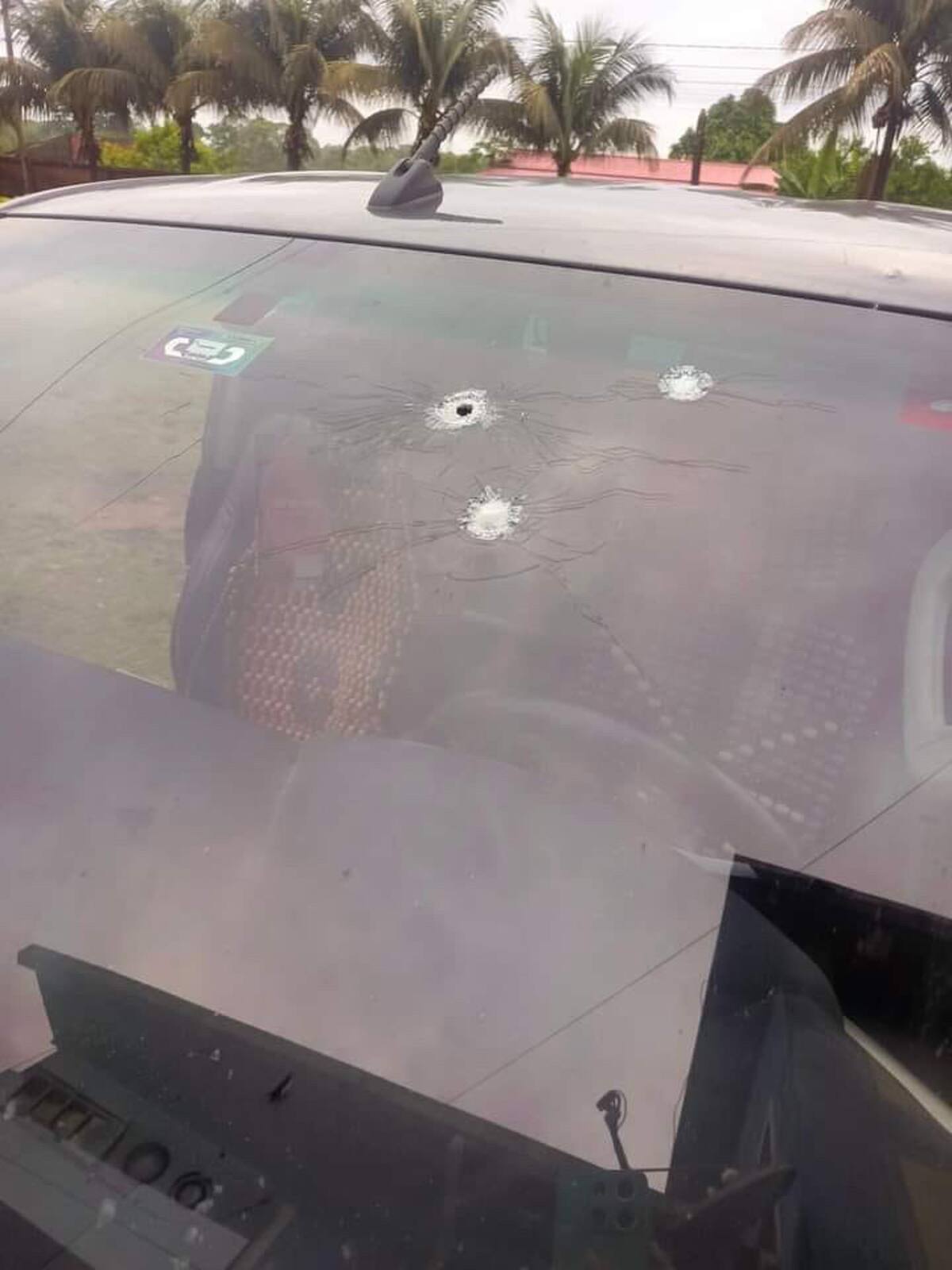 Fotografía de los disparos al vehículo donde viajaba Evo Morales. | Crédito: EFE