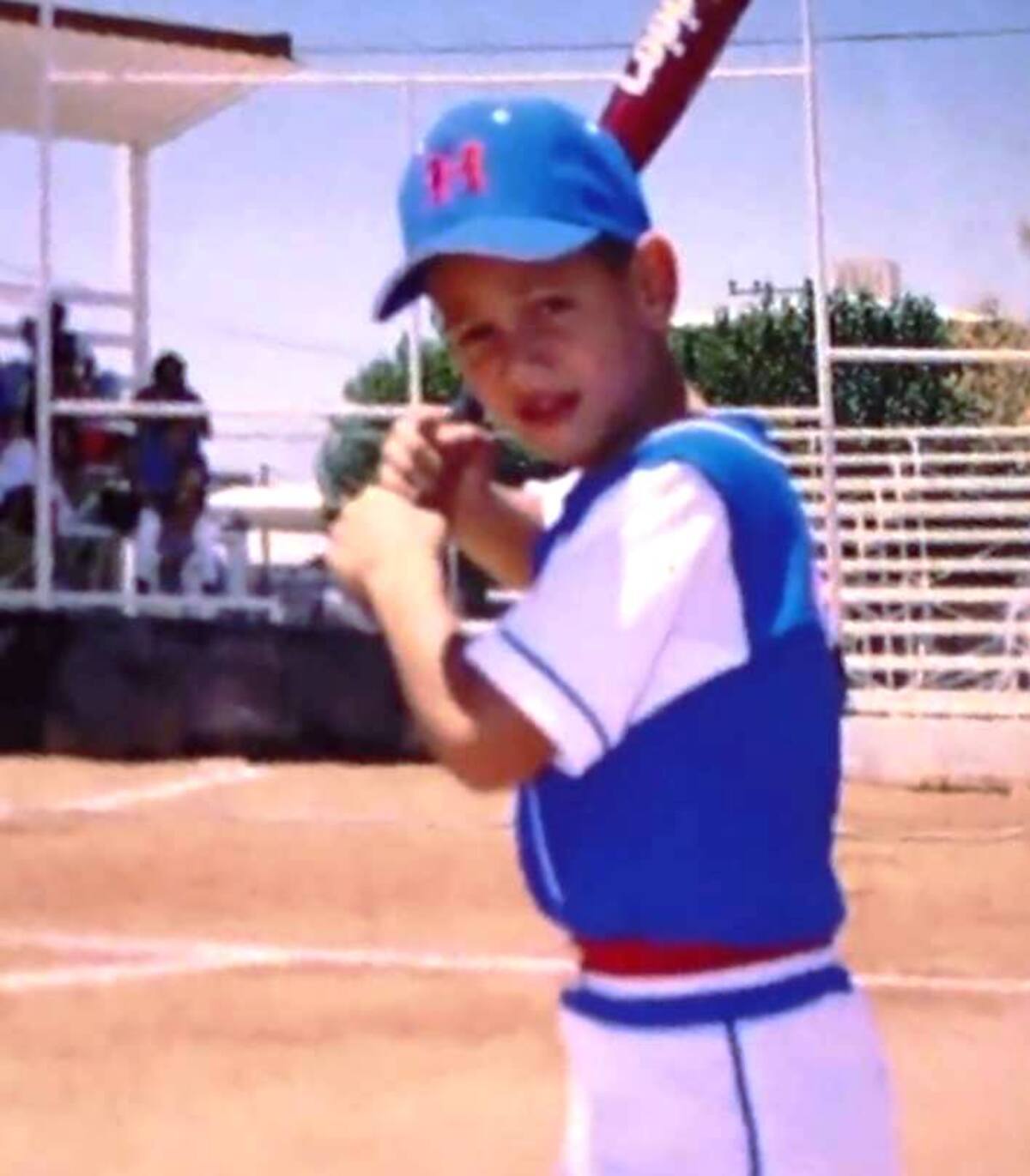César Montes jugando en las Ligas Pequeñas del beisbol hermosillense.
