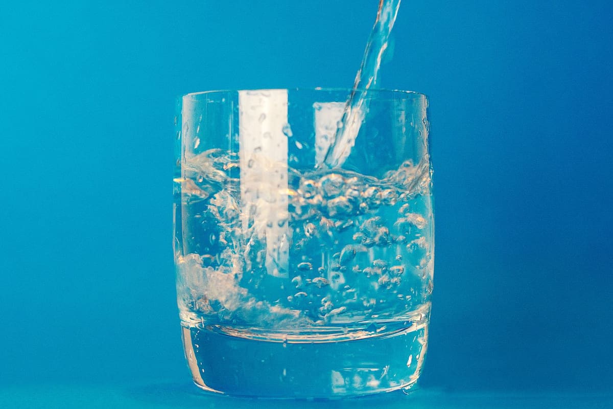 ¿Es buena el agua con o sin gas? Médico revela cuál es mejor para la salud