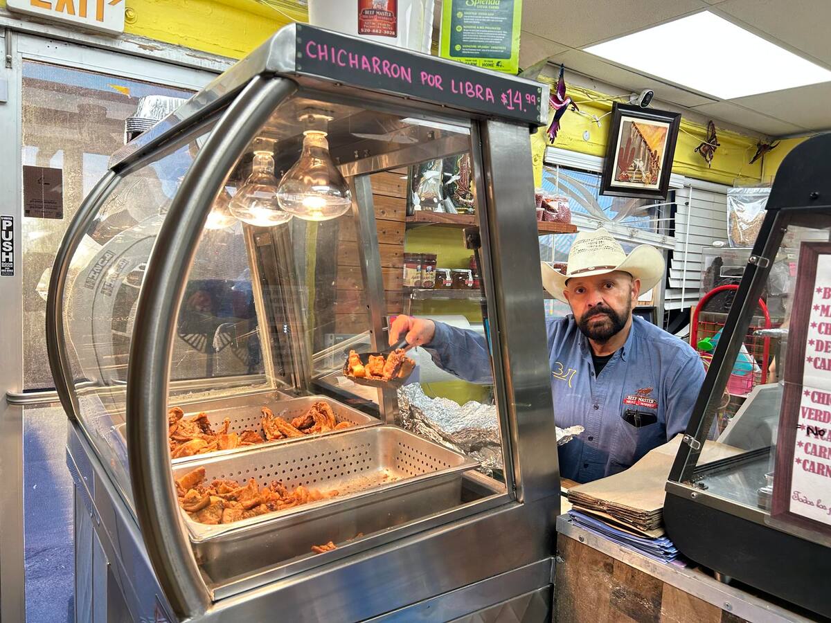 El dueño del Mercado Beef Master Meat, Marco Antonio López.