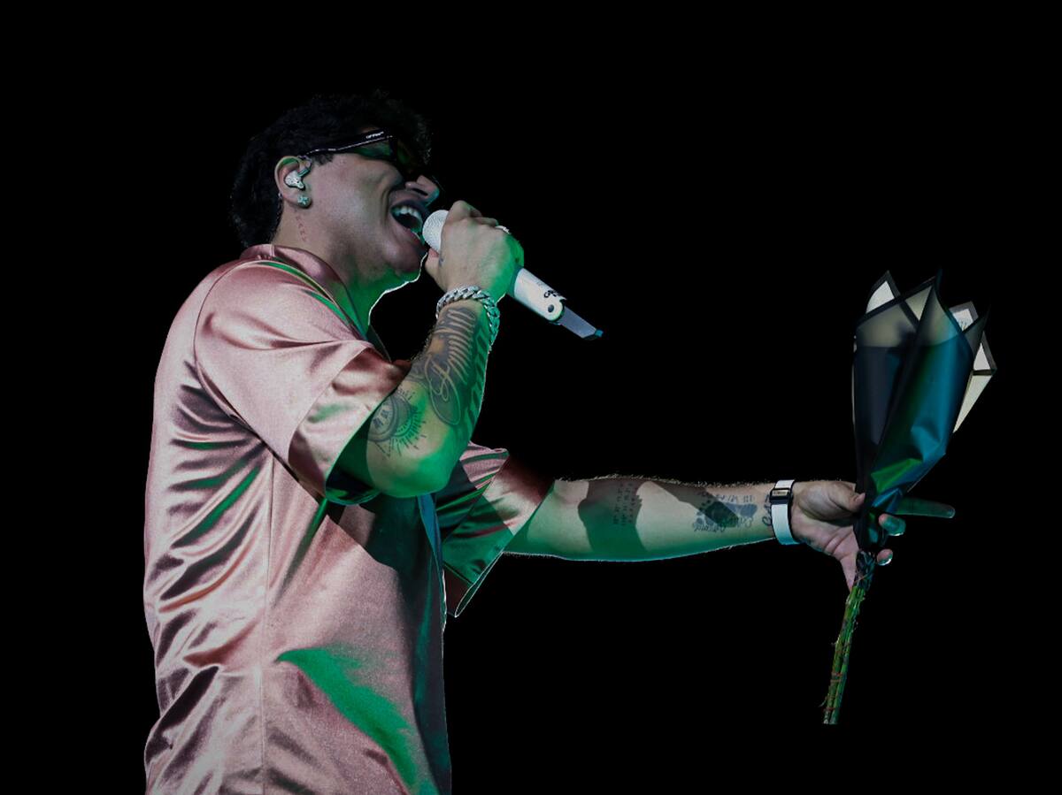 Los de Grupo Firme recibieron decenas de ramos de flores de parte de los fans l Foto: Javier Gallegos