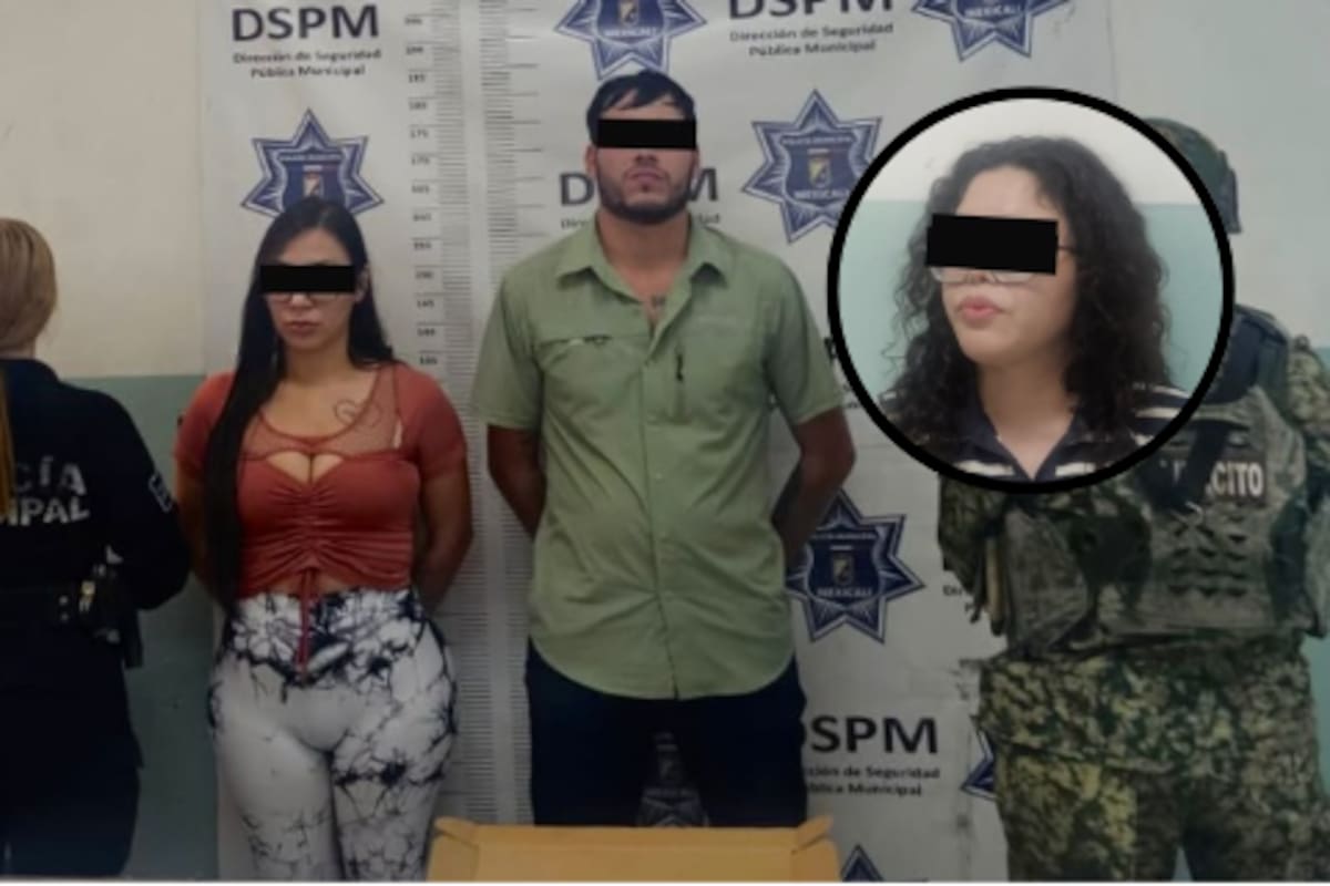 Sorprenden a tres en un carro con pistola afuera de tienda de conveniencia