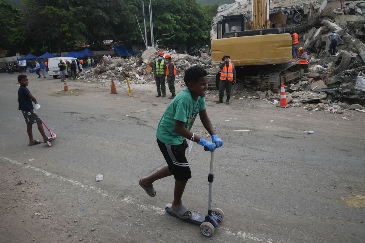 LA GUAIRA, 13 julio, 2026 (Xinhua) Niños juegan frente a un edificio colapsado después de que se registraran dos terremotos, en Playa Grande, estado La Guaira, Venezuela, el 13 de julio de 2026. (Xinhua/Marcos Salgado) (ms) (rtg) (ce)