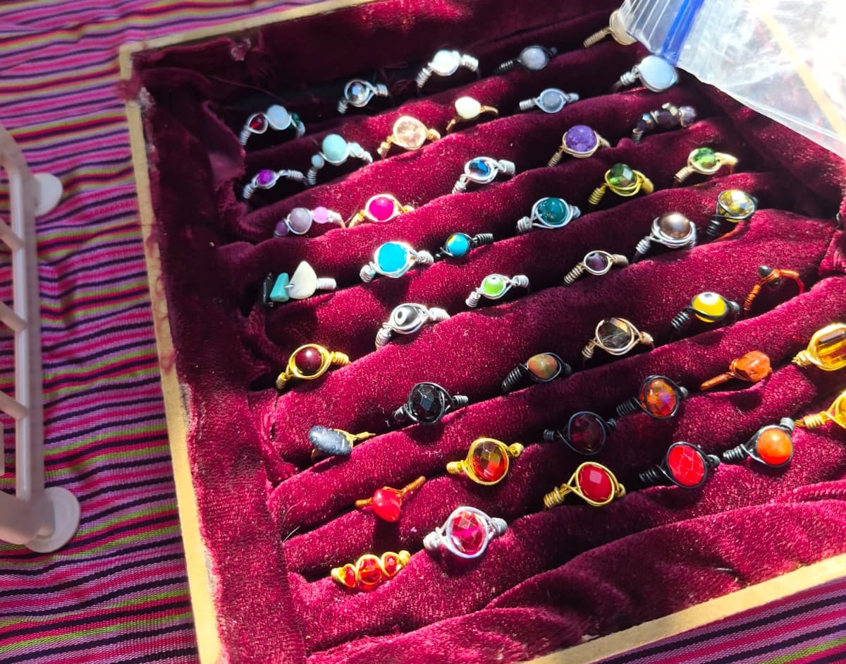 Las joyas que más vende Paula Guadalupe son los anillos y los aretes.
