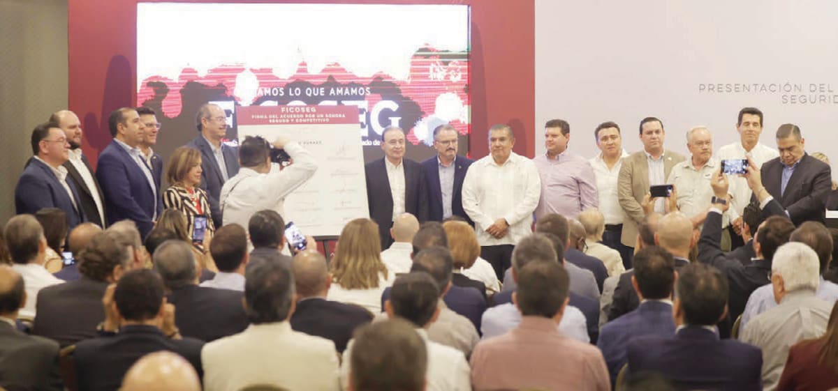 El gobernador Alfonso Durazo es acompañado por un grupo de empresarios, líderes de cámaras. FOTO: TEODORO BORBÓN