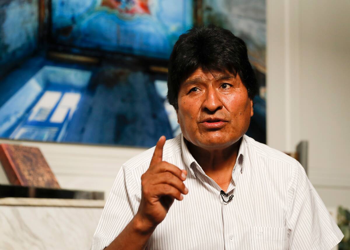El expresidente boliviano Evo Morales habla durante una entrevista con The Associated Press en Ciudad de México, jueves 14 de noviembre de 2019. Morales pidió a la ONU que participe, potencialmente junto con el papa Francisco, como mediador para resolver la crisis política por la que actualmente atraviesa su país. (Foto AP/Eduardo Verdugo)