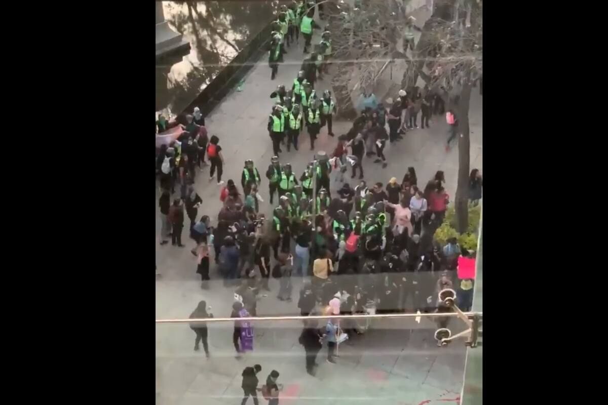 VIDEO: Policía despliega operativo durante marcha feminista