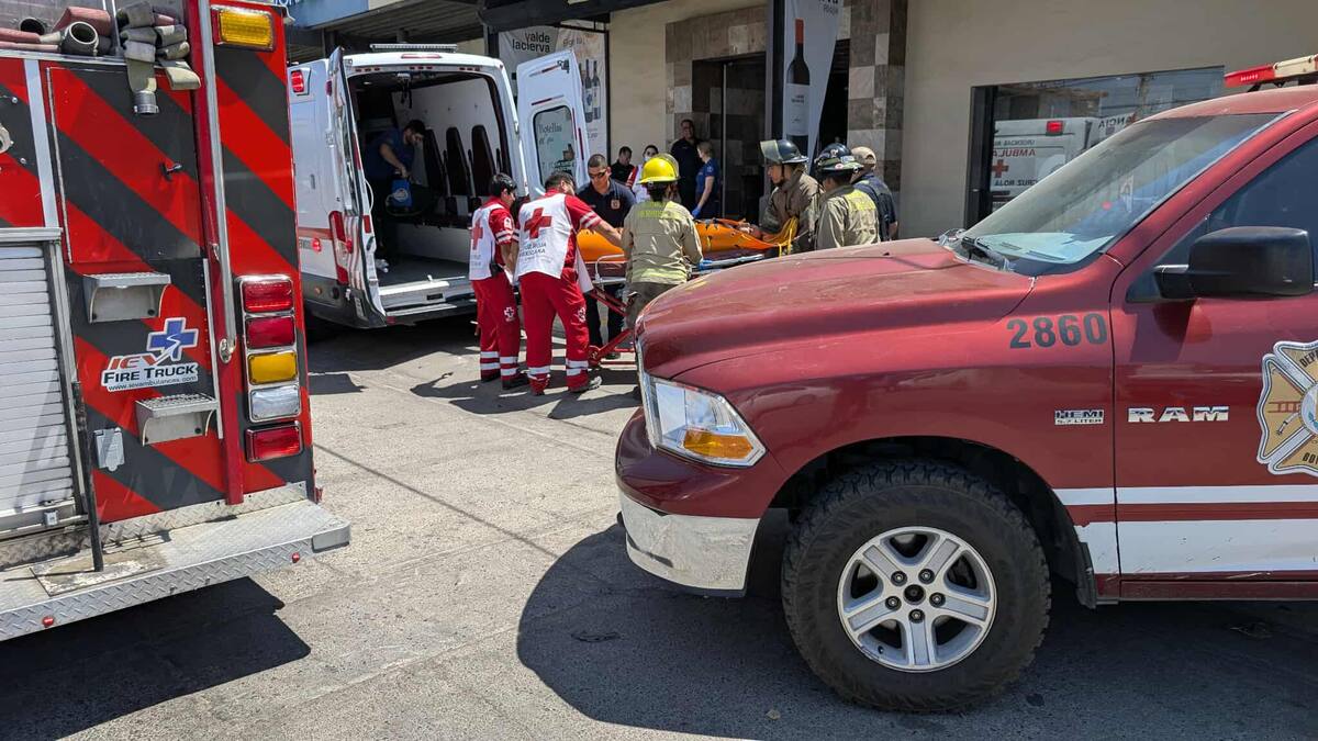 Rescatan con vida a joven de 24 años tras sufrir crisis epiléptica en tienda del Centro
foto: Julian Ortega