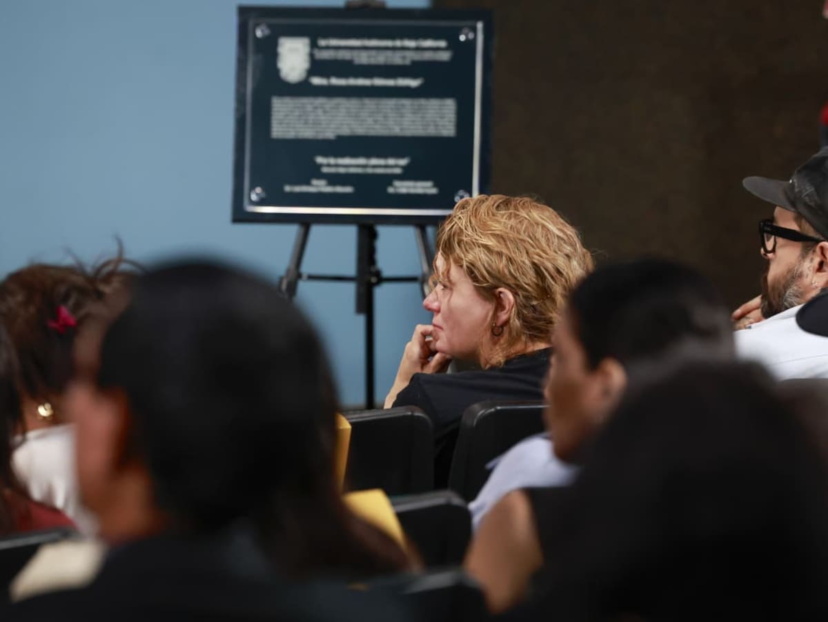 Bailarina, coreógrafa y docente, Rosa Andrea Gómez Zúñiga fue recordada durante el homenaje por su trabajo con generaciones de estudiantes y por su aportación al desarrollo de la danza en Baja California