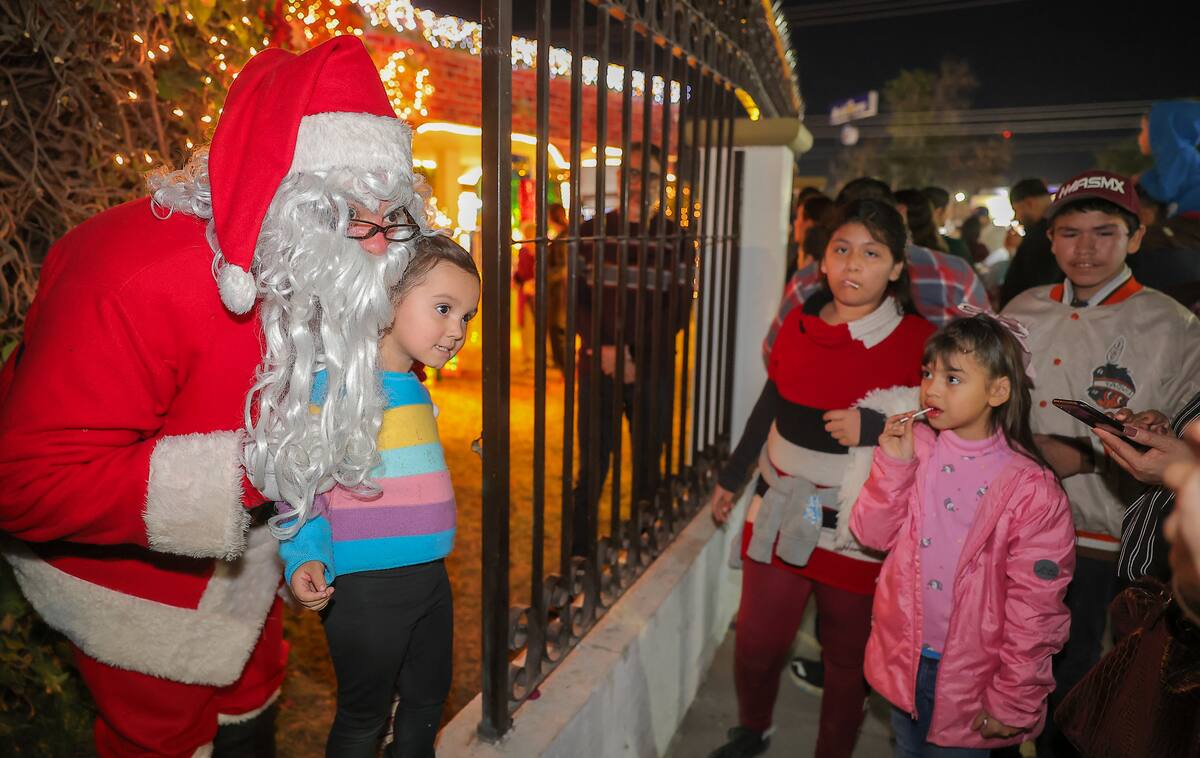 Santoclós junto con “Mágalo” Figueroa lee las cartas de los niños.