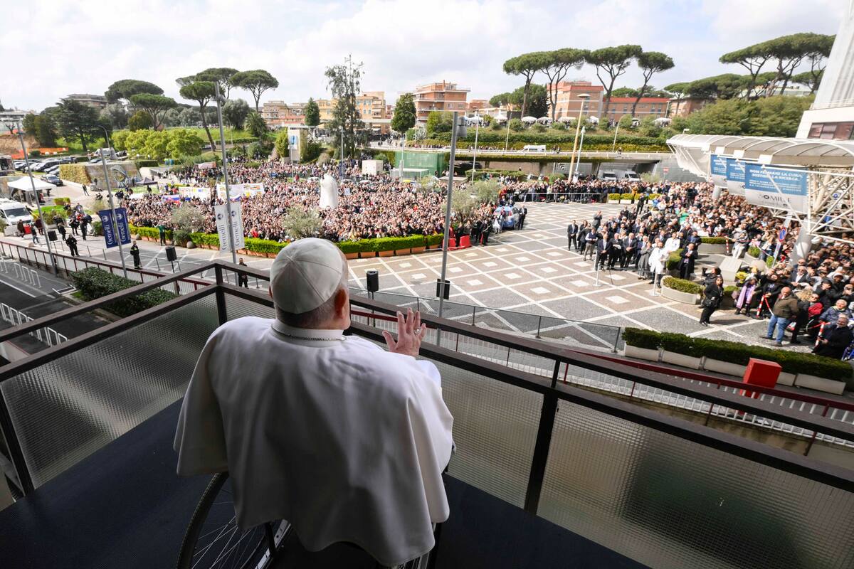 El papa Francisco saludando a la multitud que le esperaba en las puertas del hospital donde ha estado ingresado 38 días. EFE/EPA/ETTORE FERRARI