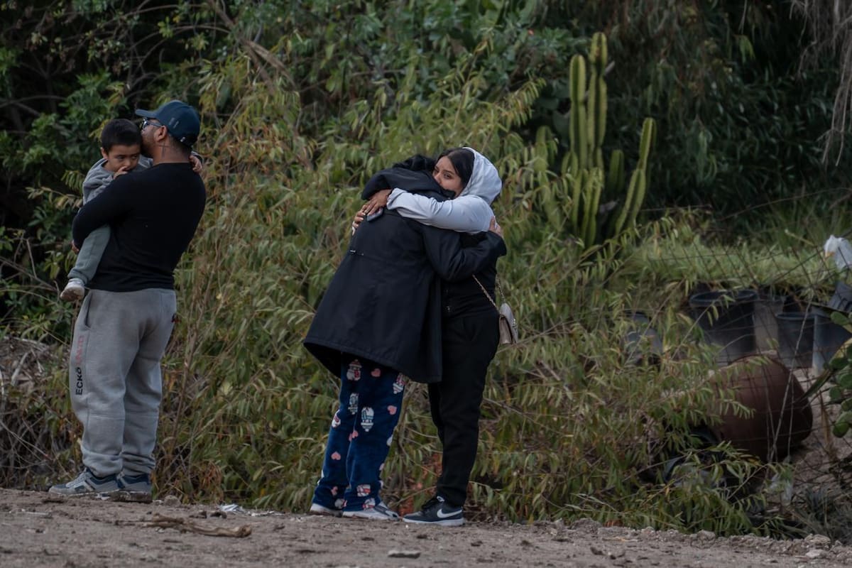 Elementos del Cuerpo de Bomberos realizaron la recuperación del cuerpo sin vida de un hombre entre árboles y abundante maleza, en la colonia Las Américas. Foto: Border Zoom