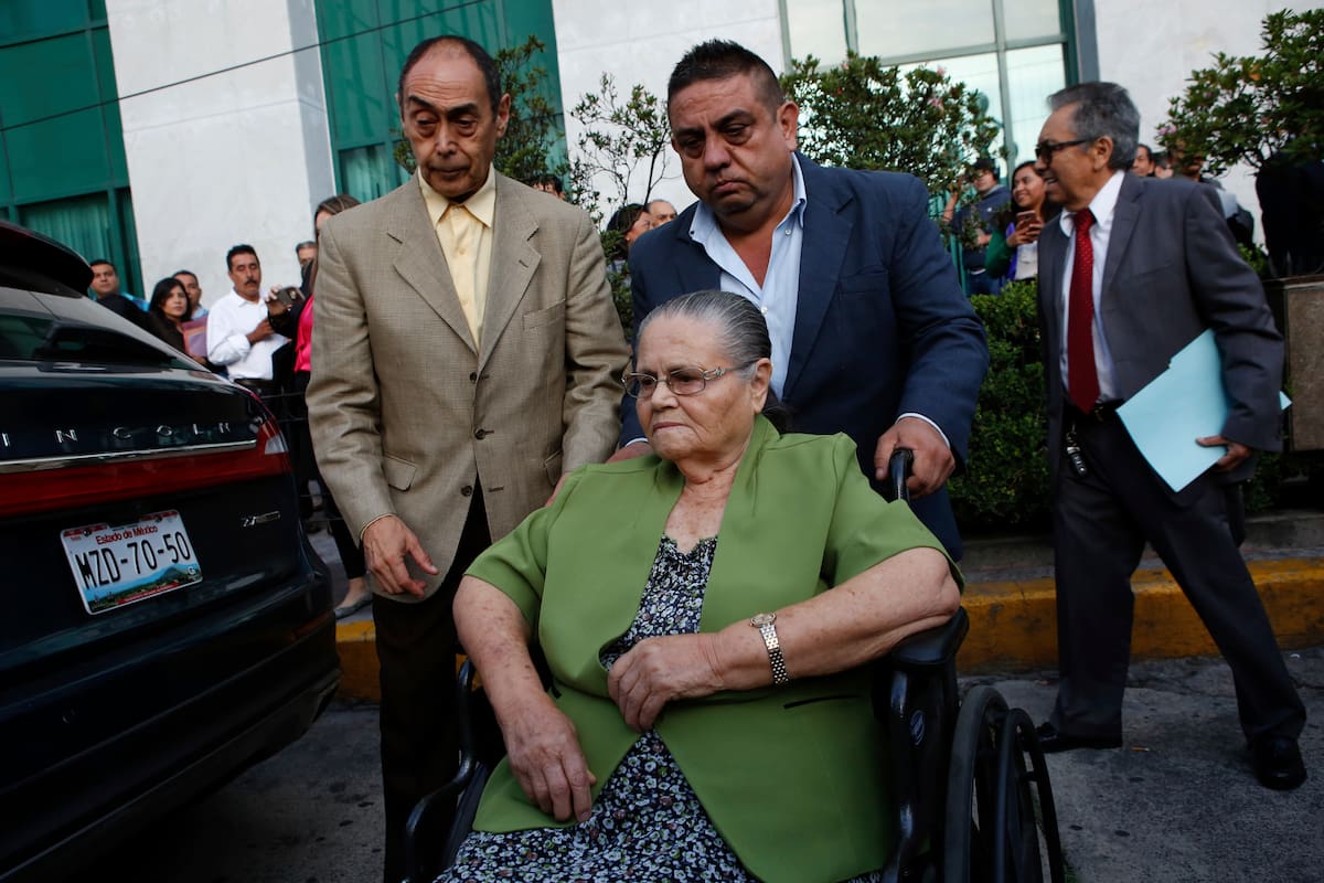 ARCHIVO. Consuelo Loera, madre del narcotraficante mexicano Joaquín "El Chapo" Guzmán, llega a la embajada de Estados Unidos en la Ciudad de México, el sábado 1 de junio de 2019. Loera recibió una visa para poder visitar a su hijo en la cárcel. (Foto AP/Ginnette Riquelme)