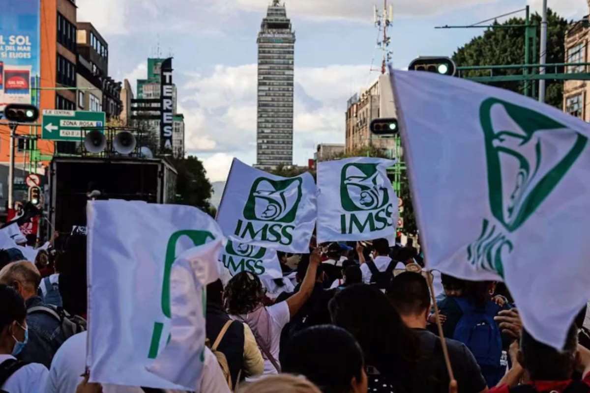 El IMSS aplicará el aumento salarial global de 8% pese a la inconformidad de trabajadores en Puebla, donde miles rechazaron la primera propuesta y ahora mantienen sus protestas porque exigen que el incremento llegue al 10% directo al sueldo base