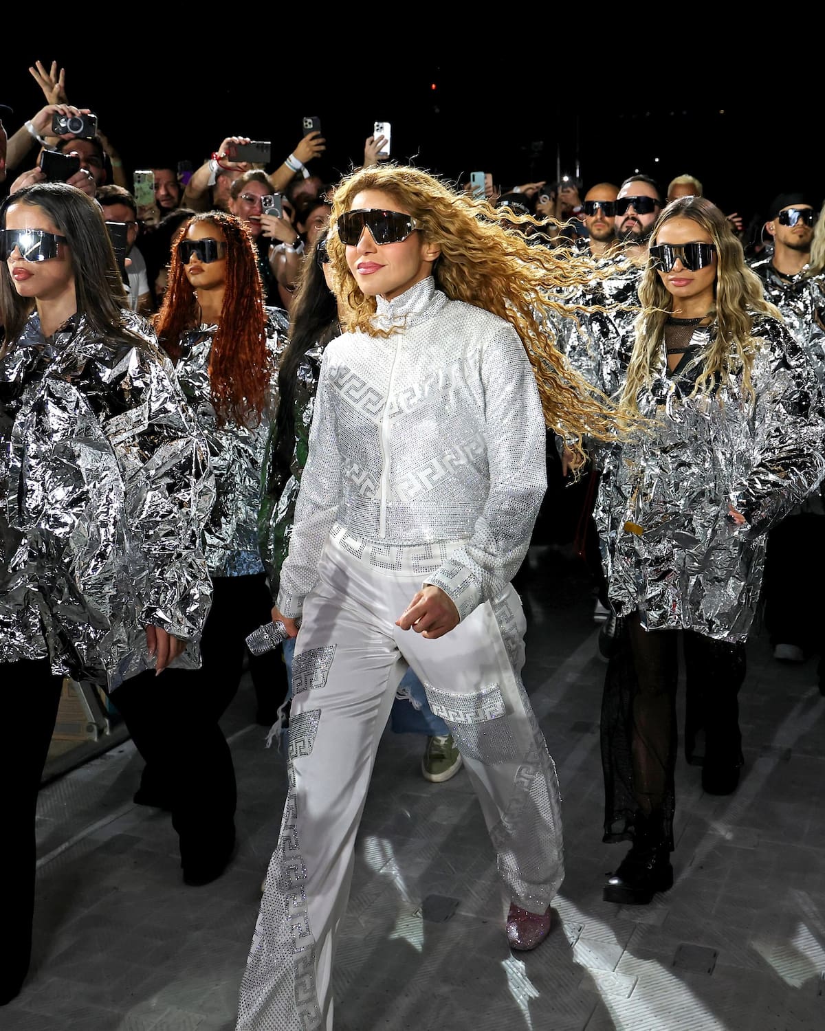 Shakira inicia el show con un look de Donatella Versace / Instagram @donatella_versace