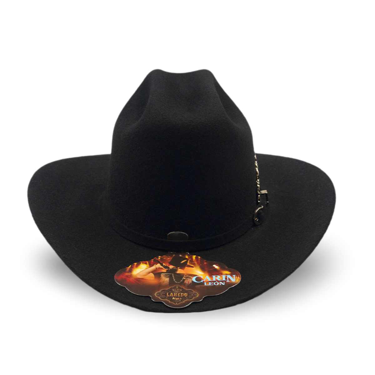 Previo al arranque del Festival Territorios de Paz en la Plaza Monumental de Playas de Tijuana, se presentó una texana 4X de lana fina con pluma metálica, diseñada para los seguidores del cantante que asistirán a su concierto el 21 de marzo. Foto: Cortesía